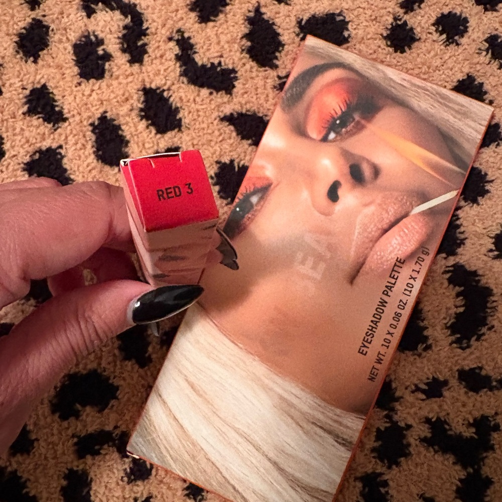 KKW Beauty Eyeshadow Palette & lip liner bundle 💋✨ - Picture 4 of 4